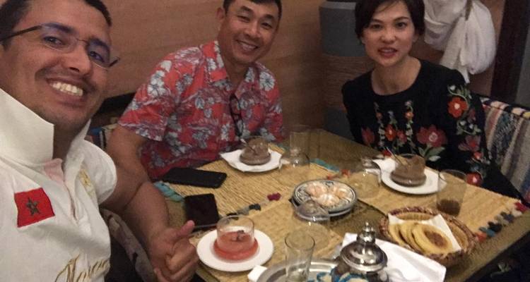 Menschen, die eine Mahlzeit in einem Restaurant genießen, mit Speisen und Getränken auf dem Tisch.