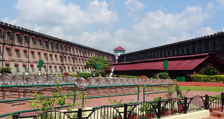 Forteresse ou prison historique avec jardin central.