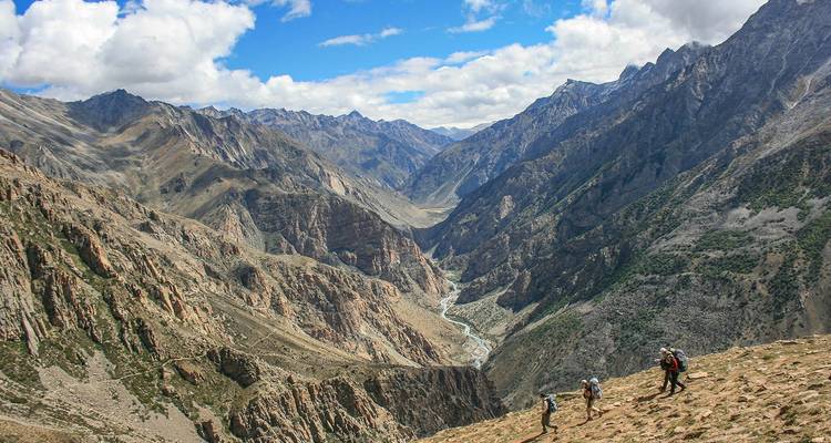 Wandern in einem bergigen Tal mit einem Fluss.