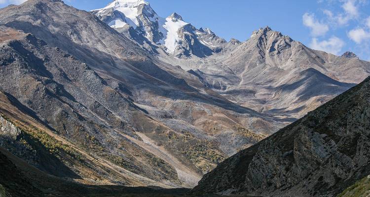 Schneebedeckter Berg mit rauem Gelände.