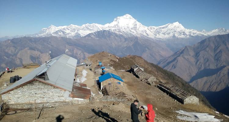 Schilderachtig bergpanorama met wandelaars die van het uitzicht genieten.