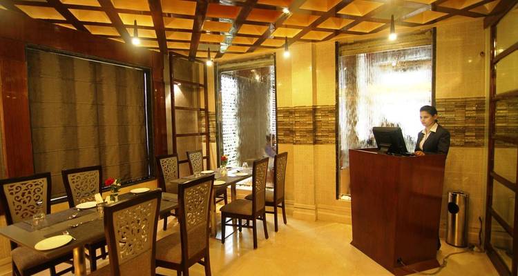 Restaurant mit eleganter Einrichtung und freundlichem Personal.