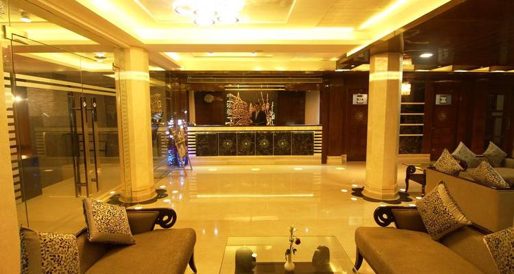 Luxuriöse Hotellobby mit moderner Beleuchtung und Sitzbereich.