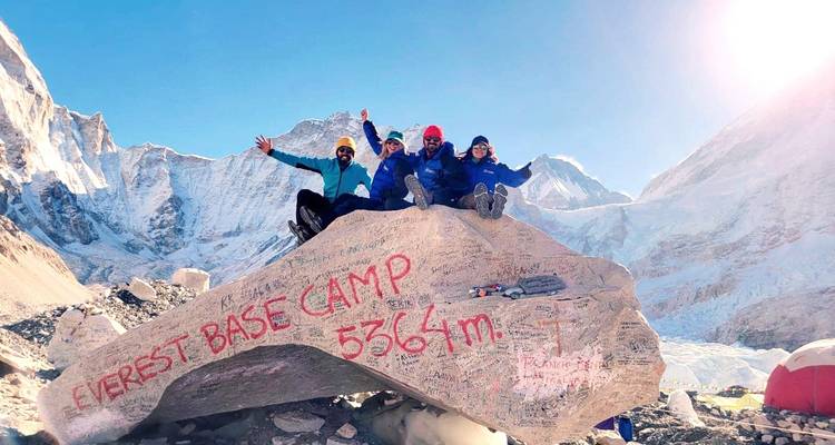 Groep zittend op rots bij Everest Base Camp