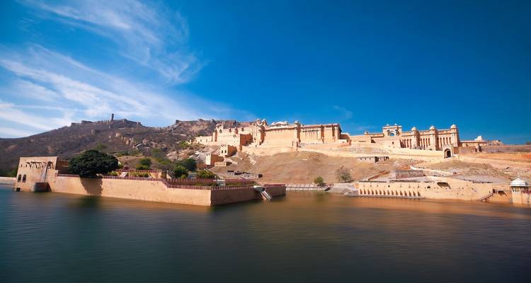 Fuerte de Amer en Jaipur, India, con un cuerpo de agua al frente.