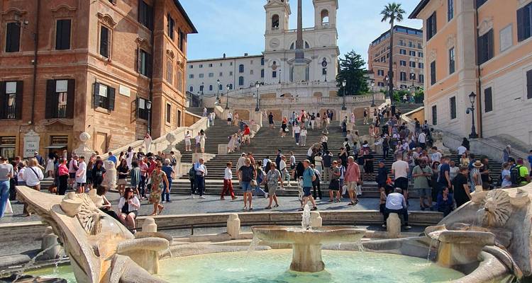 Las multitudes se reúnen alrededor de la fuente y suben los famosos Escalones de España que llevan hasta la Trinità dei Monti en Roma.