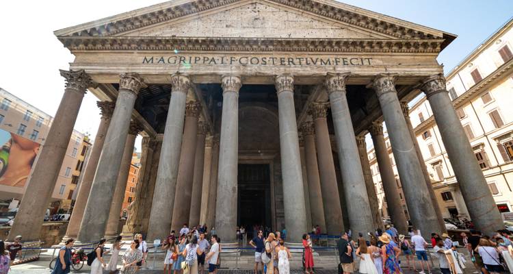 Gran pórtico del Panteón con altas columnas corintias lleno de turistas.