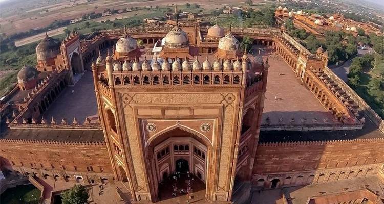 Vue aérienne d'un fort rouge historique.