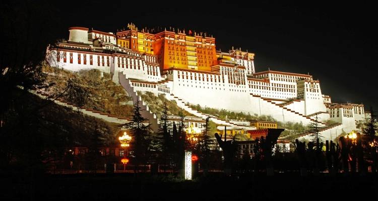 Famoso palacio iluminado por la noche.