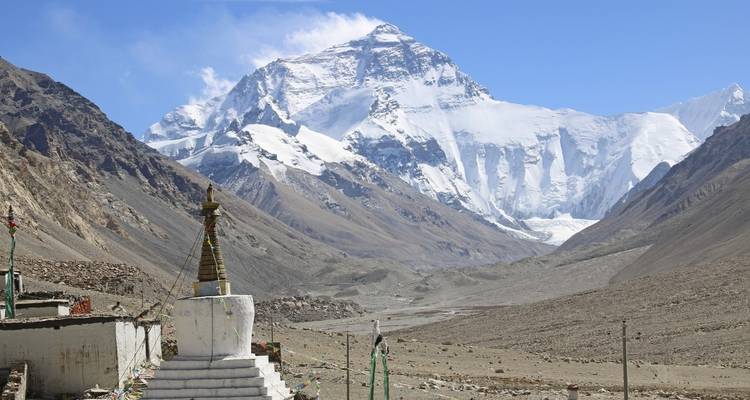 Vista impresionante del Everest y una estupa.