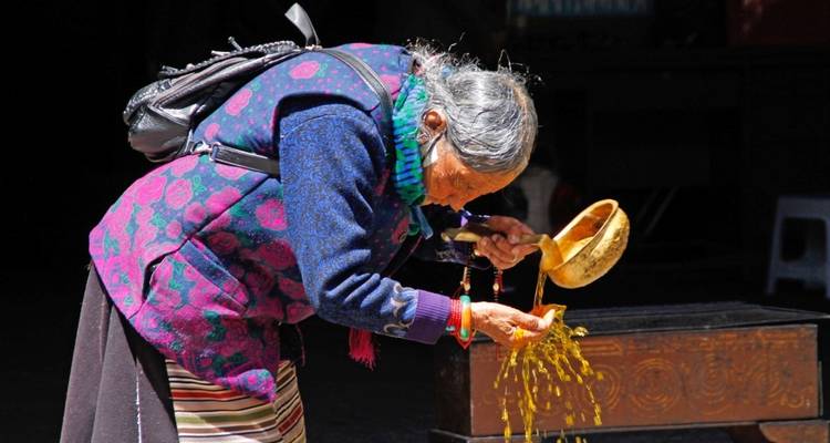 Mujer realizando un ritual tradicional del agua.