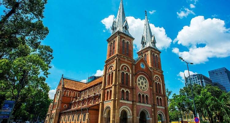Here's the French translation:

"La basilique-cathédrale Notre-Dame de Saïgon sur fond de ciel bleu dégagé"

Note: In French, "Saïgon" can also be written as "Saigon" (without the diacritic), but "Saïgon" is the more traditional French spelling.