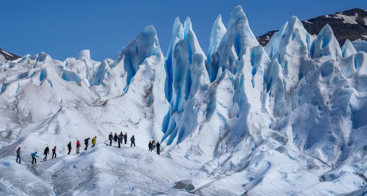 Gruppe von Menschen beim Trekking auf dem Perito-Moreno-Gletscher.