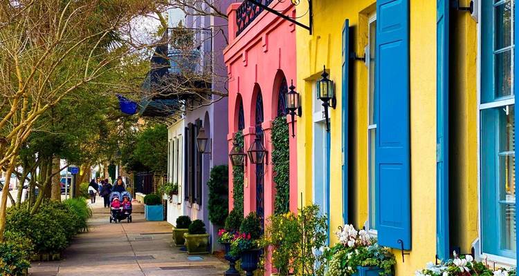 Maisons vibrantes et colorées dans une rue d'une ville.