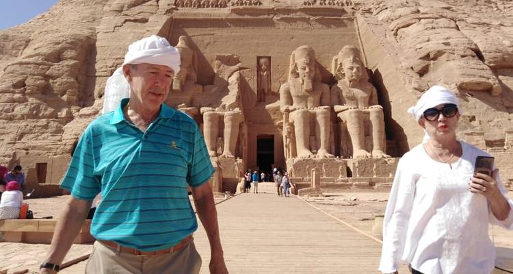 Zwei Personen posieren vor Abu Simbel.