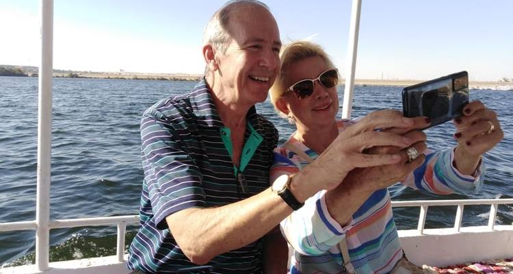 Paar macht ein Selfie bei einer Bootsfahrt.