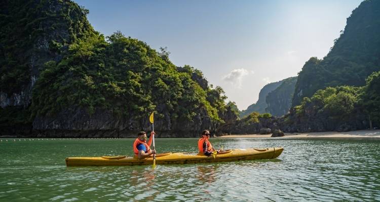 Zwei Menschen beim Kajakfahren zwischen Kalkstein-Karst.