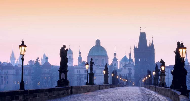 Pont Charles à Prague lors d'un lever de soleil brumeux