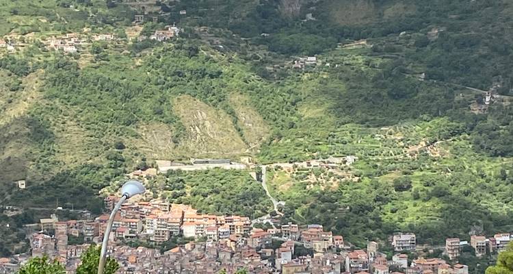 Luchtfoto van de stad en heuvels met groen landschap.