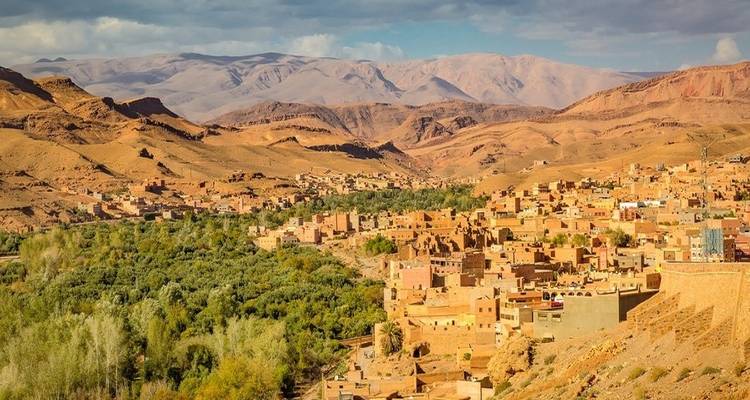 Une vue panoramique d'un village marocain dans un paysage désertique.