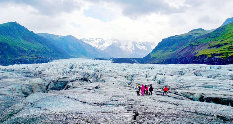 Paysage glaciaire avec des voyageurs en exploration.