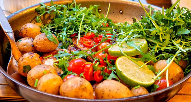 Plat coloré de légumes et d'herbes.