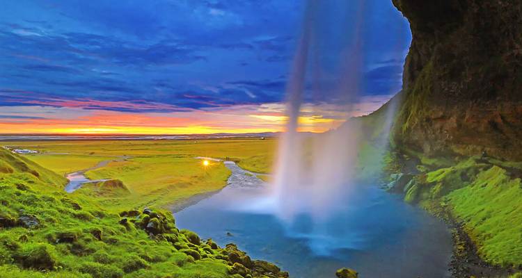 Cascade avec vue panoramique sur le coucher de soleil.