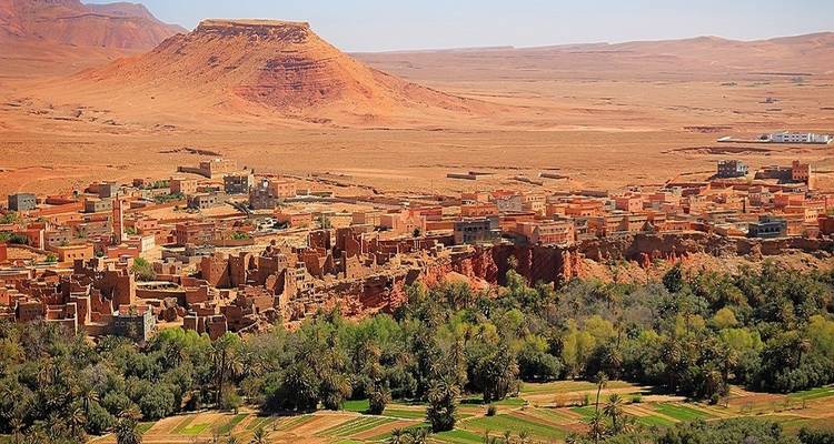 Luftaufnahme einer Stadt mit einer Wüstenlandschaft.
