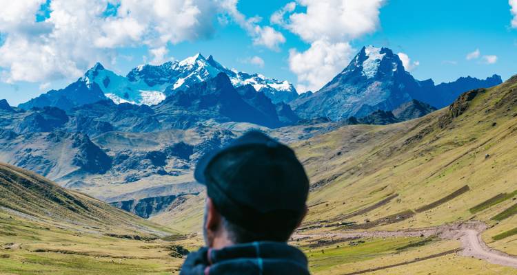 Une personne contemplant les majestueuses montagnes des Andes aux sommets enneigés.