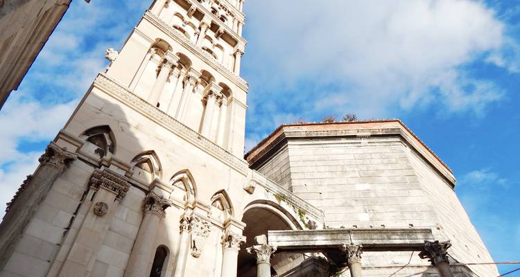 Hoher Glockenturm der Kathedrale des Heiligen Domnius, von unten fotografiert vor blauem Himmel in Split