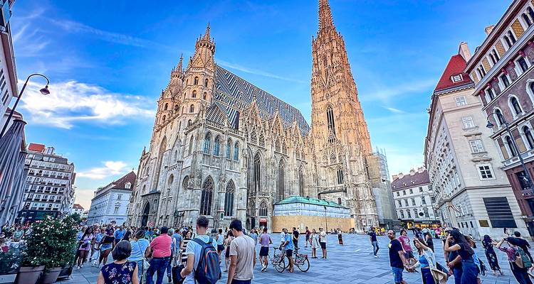 Une place de ville animée avec une cathédrale imposante.