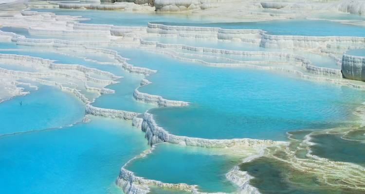 Pamukkalea berühmte Travertinterrassen, gefüllt mit türkisblauem Wasser.