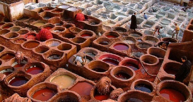 Traditionele leerlooierij met arbeiders in Fez.
