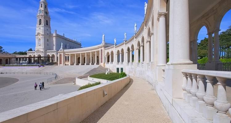 Ein großer religiöser Komplex mit Besuchern im Vordergrund.