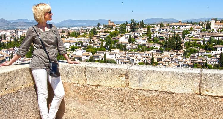 Eine Frau, die einen Panoramablick auf eine Stadtlandschaft genießt.