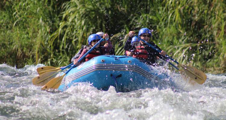 Close-upbeeld van mensen die raften in sterke stroomversnellingen op een rivier.