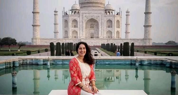 Femme devant le Taj Mahal, Agra.