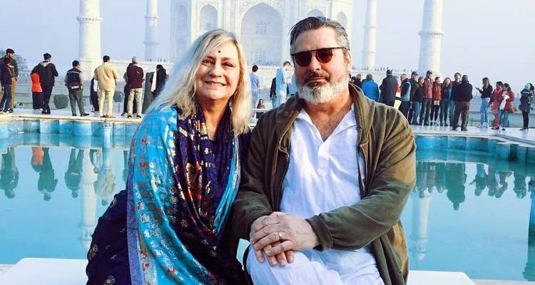 Couple posant devant le bassin de réflexion au Taj Mahal.
