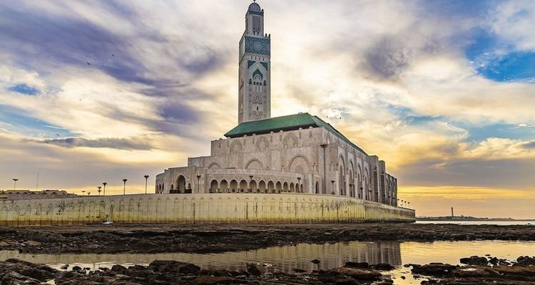 Hassan II-moskee aan de kust tijdens zonsondergang.