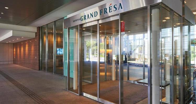 Entrada del Hotel Grand Fresa con puertas de cristal.