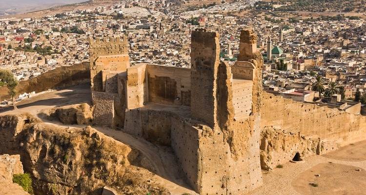 Ruinen einer antiken Festung mit Blick auf eine Stadt