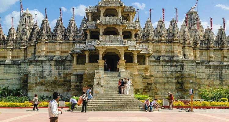 Tempel met ingewikkelde gravures en meerdere personen ervoor.
