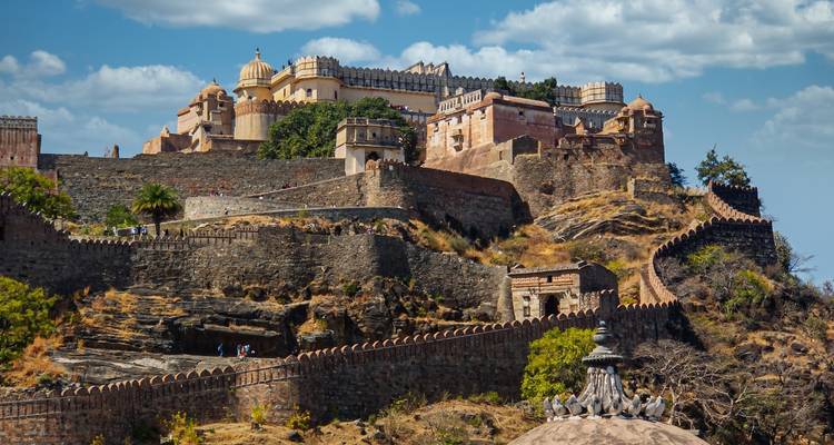 Historisch fort met muren en torens in een heuvelachtig terrein.