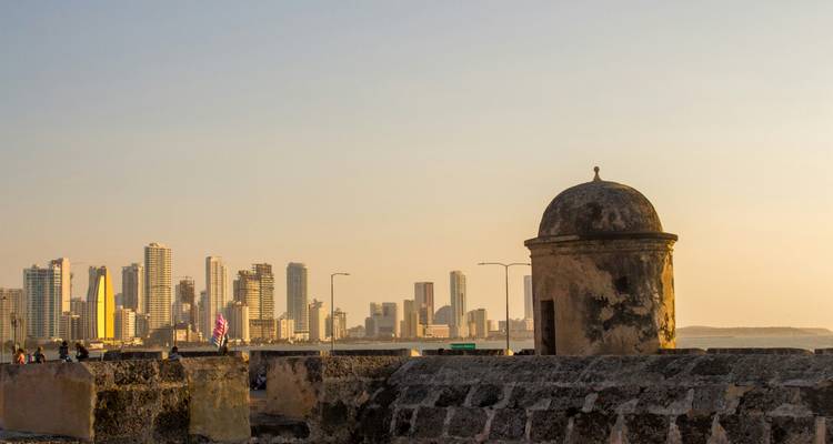 Bastion en silhouette et horizon de Carthagène baignés dans la lumière dorée chaude de l'heure dorée