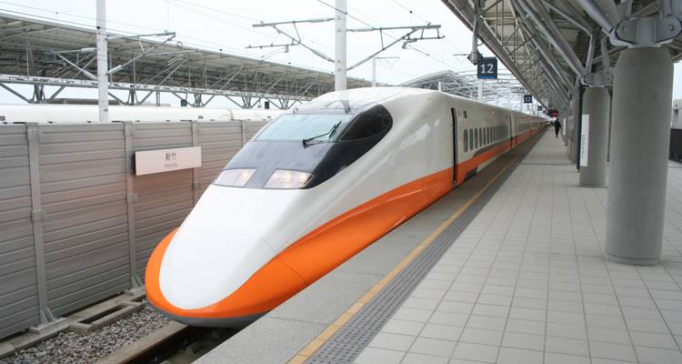 Hogesnelheidstrein op een station.