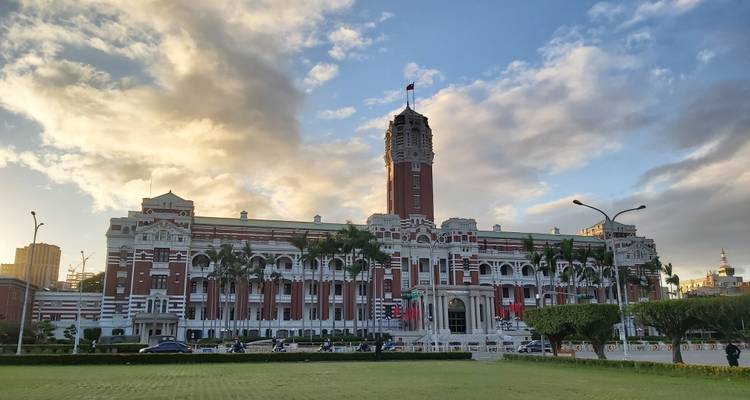 Historisch overheidsgebouw met unieke architectuur bij zonsondergang.