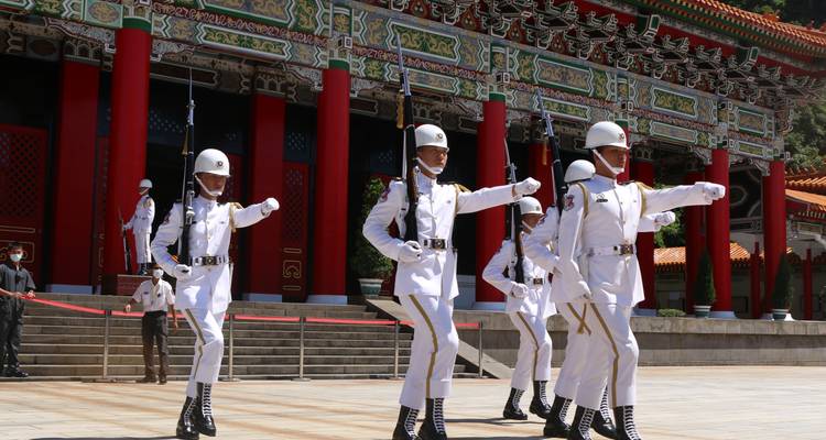 Wisseling van de wacht ceremonie bij een traditionele Taiwanese tempel.