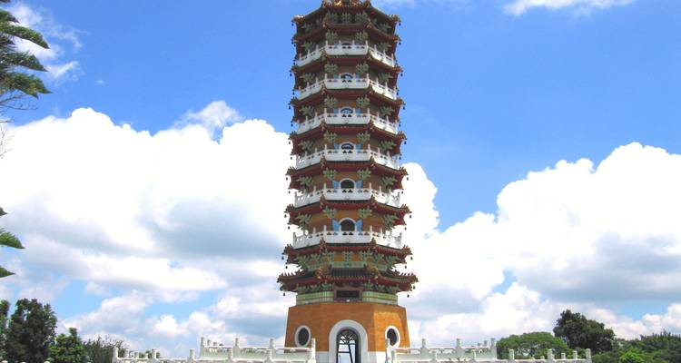 Hoge, sierlijke pagode die reikt tot in een heldere blauwe hemel.