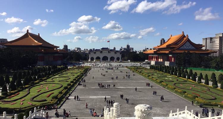 Jardins de la Place de la Liberté menant au Mémorial Chiang Kai-shek avec des salles de concert flanquantes par une journée claire