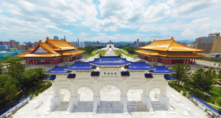 Vue aérienne de la grande arche et du hall commémoratif à Liberty Square, Taipei